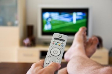 Tyrimas: ilgai sėdėti prie televizoriaus pavojinga gyvybei
