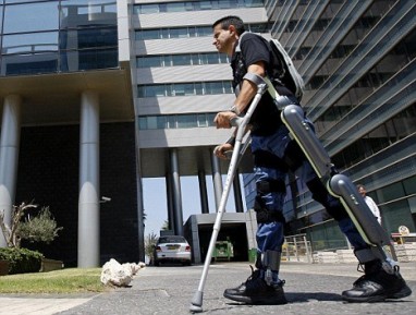 Egzoskeletas sugrąžina judėjimo laisvę paralyžuotiems žmonėms