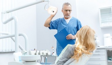 Ką reikia žinoti apie dantų implantavimo klinikos pasirinkimą?