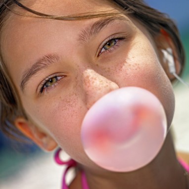 Becukrė kramtomoji guma gali kenkti dantims