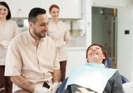 Vienmomentės dantų implantacijos privalumai