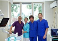 Žymus vokiečių burnos chirurgas: stebuklų dantų implantacijoje nebūna