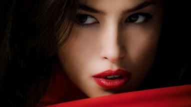 Kodėl raudonos lūpos jaunina moteris?