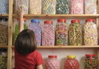 Lietuvoje nebus parduota 6 tonos nesaugių saldainių iš Kinijos