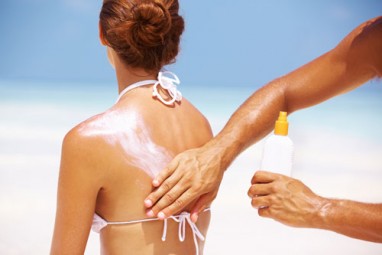 Dermatologai: kremus nuo saulės žmonės naudoja neteisingai