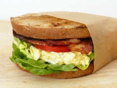 Ko vertas į laikraštį suvyniotas sumuštinis?