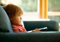 3 valandos prie televizoriaus vaikui – per daug