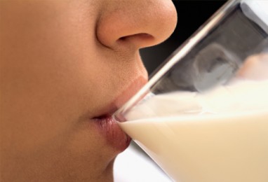 Šviežią pieną geriantys vaikai rečiau serga astma ir alergijomis