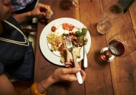 Kodėl moterys vengia valgyti restoranuose?