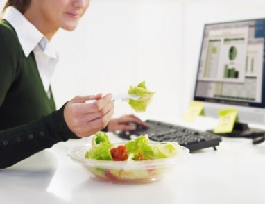 Prie kompiuterio pietaujantys žmonės dažniau persivalgo