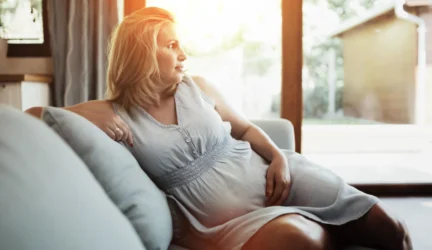 Rūkančių motinų kūdikiai patiria priklausomybę nuo nikotino