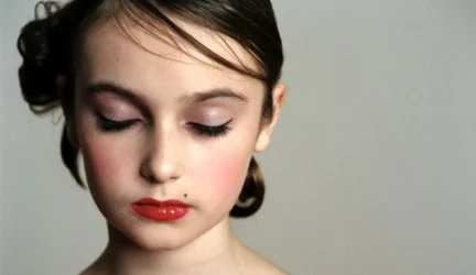 Anksti bręstančios mergaitės daugiau sveria