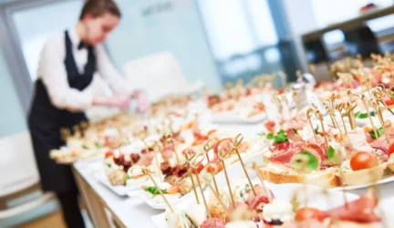 Vestuvių pokylyje dalyvavusiems svečiams įtariama salmoneliozė