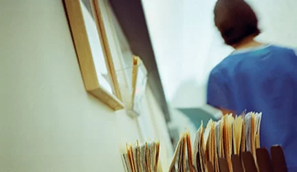 Kenčiantys skausmą turi kęsti ir ilgas eiles