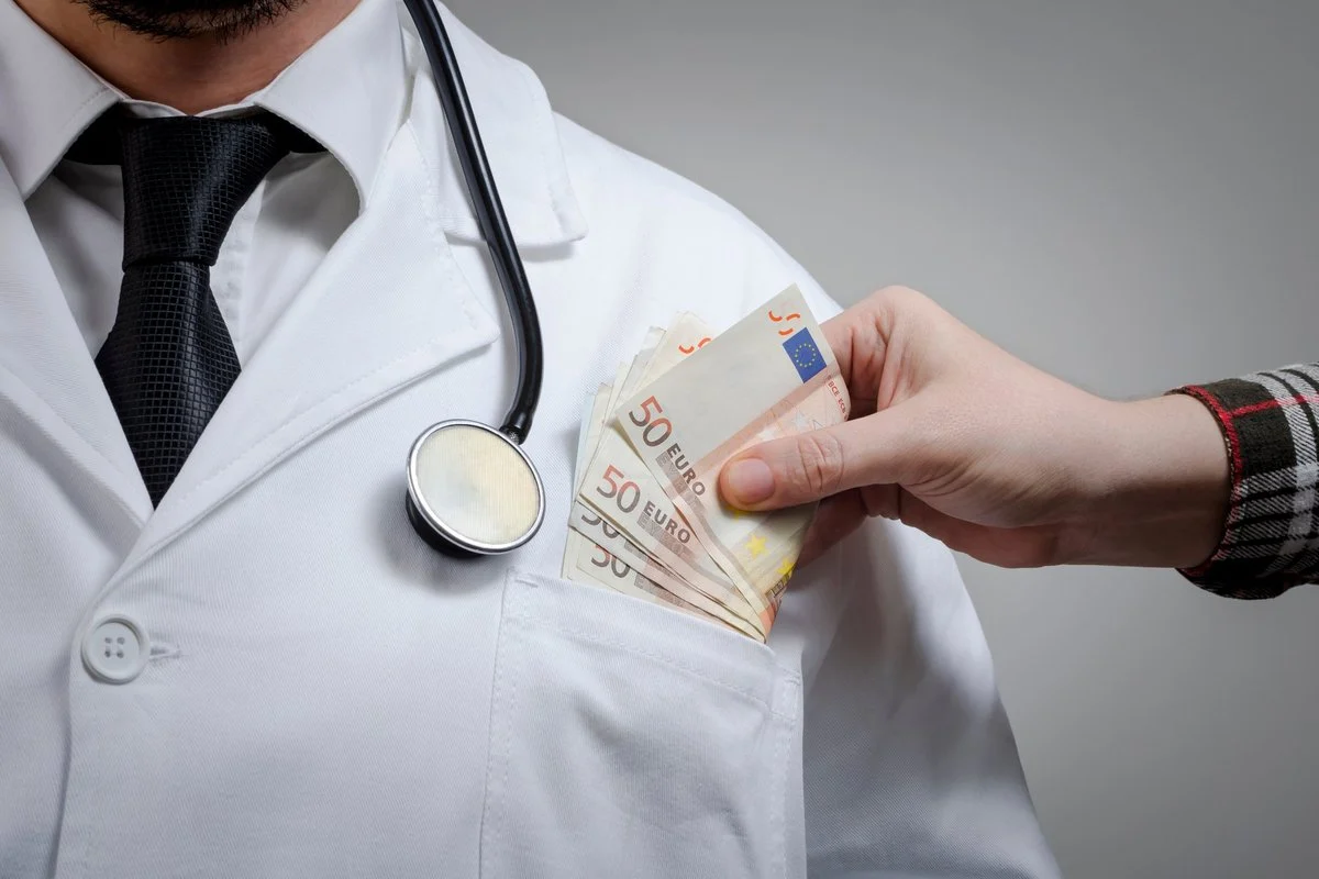 Farmacijos įmonių vadovų, savininkų ir farmacijos specialistų dėmesiui