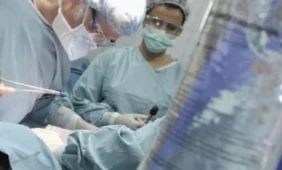 Medikai pacientei nuo veido pašalino kamuolio dydžio auglį