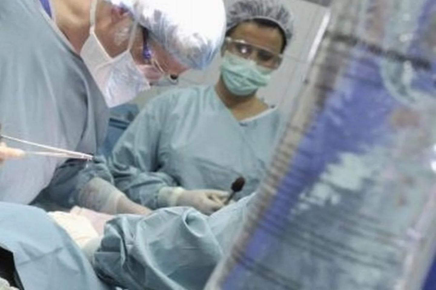 Medikai pacientei nuo veido pašalino kamuolio dydžio auglį