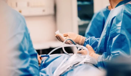Medikai pirmą kartą vienu metu atliko paciento veido ir rankų transplantaciją