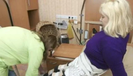 Septyniolika metų nevaikščiojusi mergina atsistojo ant kojų