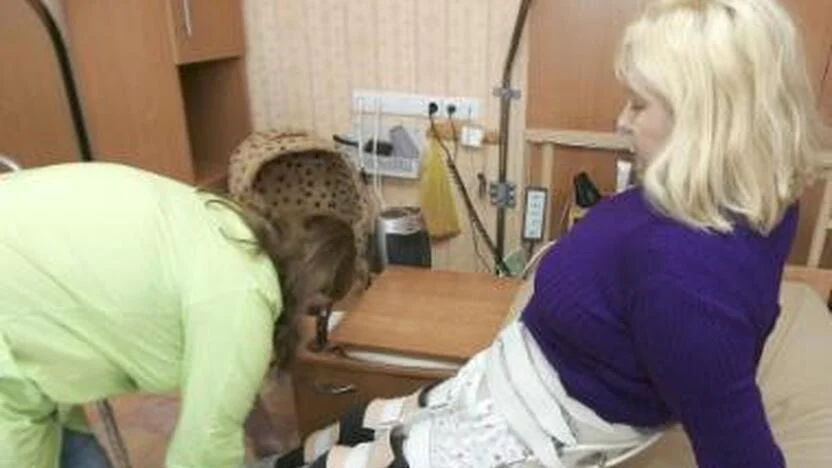 Septyniolika metų nevaikščiojusi mergina atsistojo ant kojų