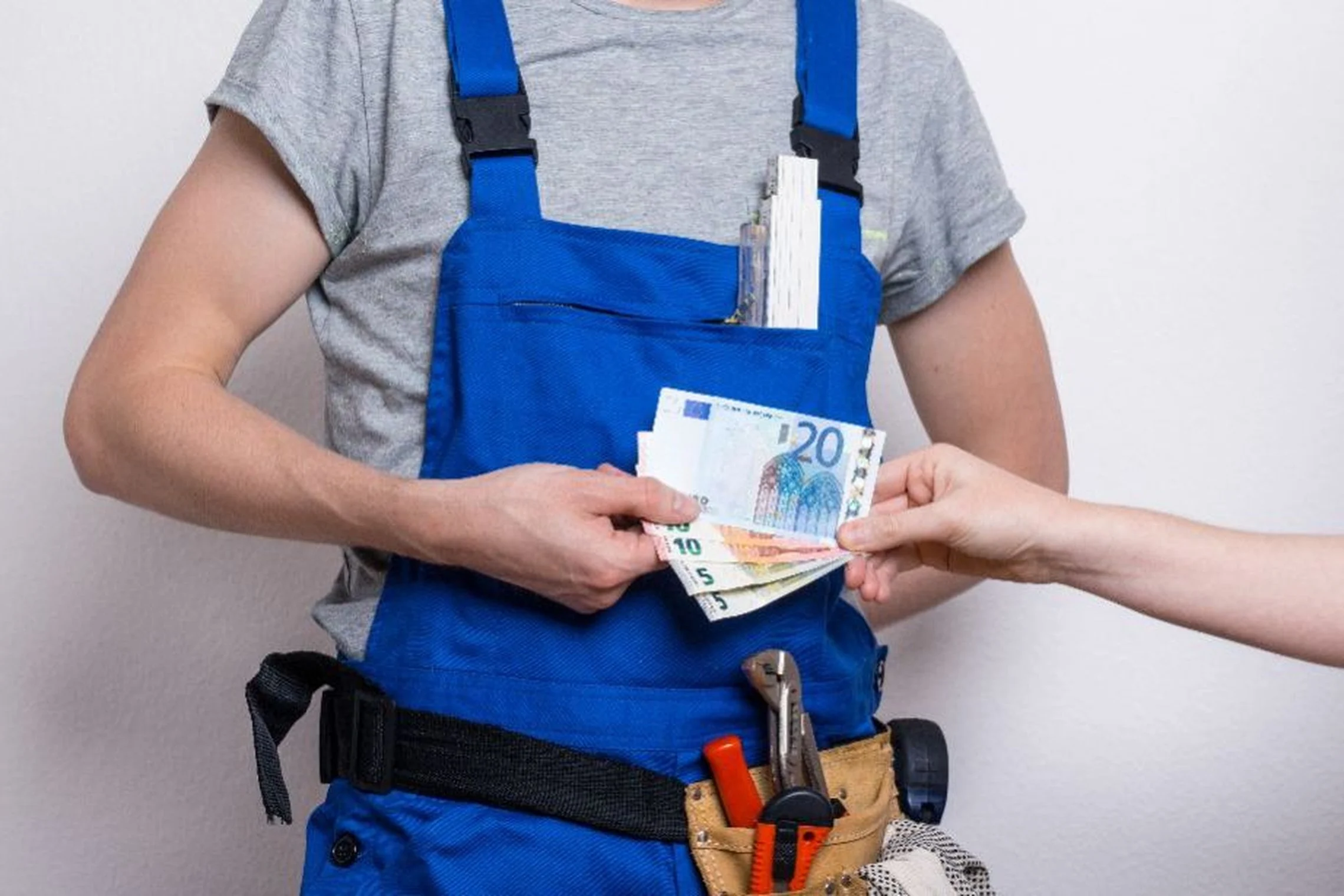 Atlyginimų mažinimas – skaudu, bet neišvengiama