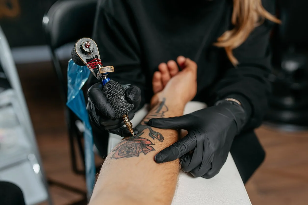 Dėmesio! Nesaugūs tatuiravimo dažai ir įdegio losjonai
