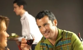 Dirbtiniu būdu apvaisinamos poros įspėtos dėl gėrimo