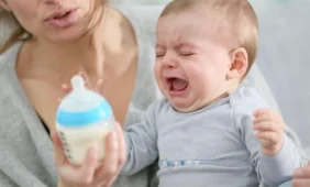 Kūdikiai verkia motinų intonacija