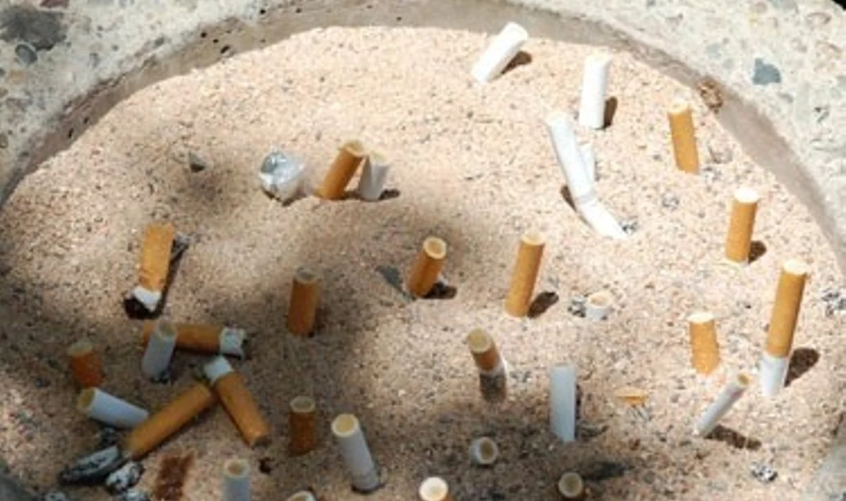 Nepilnamečiams siūlo uždrausti rūkyti