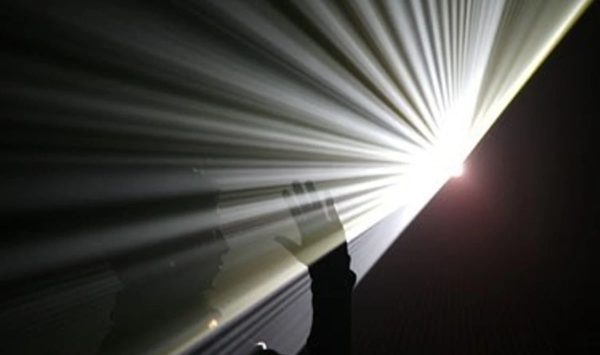 Paralyžių sukėlė UV šviesos spinduliu