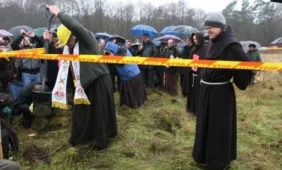 Pranciškonai kastuvais paskelbė onkologinio centro statybų pradžią