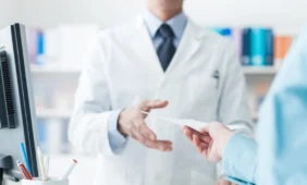 Siūloma uždrausti vaistinių reklamą