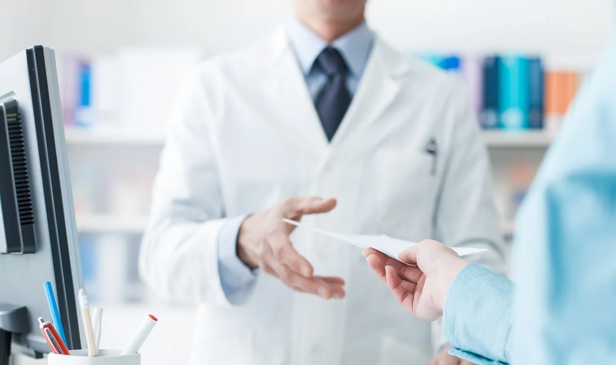 Siūloma uždrausti vaistinių reklamą