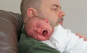 Vyrus greičiau pažadintų musė nei kūdikio verksmas