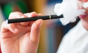 Ekspertai siūlo susilaikyti nuo elektroninių cigarečių