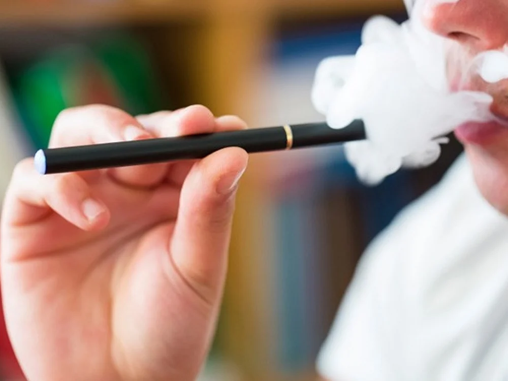 Ekspertai siūlo susilaikyti nuo elektroninių cigarečių