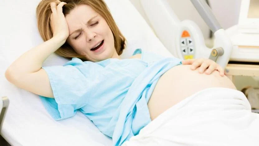 Gimimo stebuklas: dvynės išgydytos įsčiose