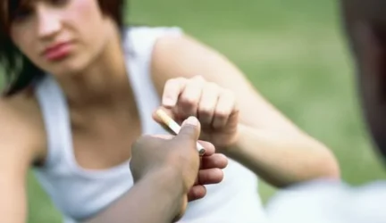 Mokyklų galvos skausmas – rūkantys nepilnamečiai
