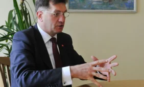 Siūlo nubraukti PSD skolas emigrantams ir bedarbiams