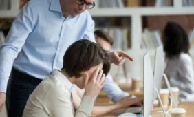 Daugėja skundų dėl psichologinės prievartos darbe