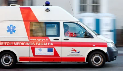 Kauno rajone apvirto greitosios pagalbos automobilis