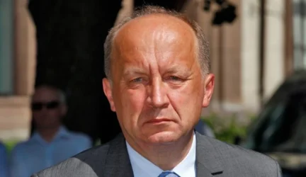 Premjeras laikosi savo teigdamas, kad medikų ir mokytojų atlyginimai išliko nemažėję