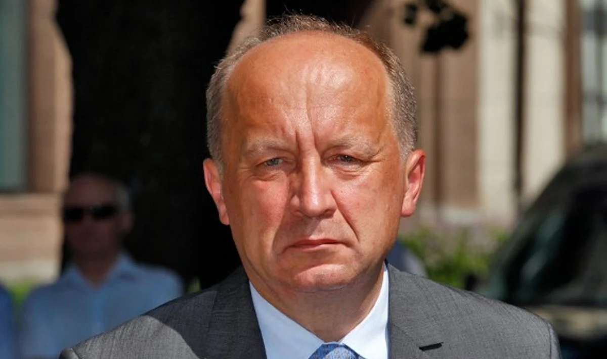 Premjeras laikosi savo teigdamas, kad medikų ir mokytojų atlyginimai išliko nemažėję