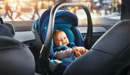 Per karščius nepalikite vaikų automobiliuose