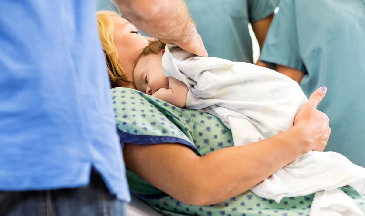 Gimdymui namuose – gydytojų veto