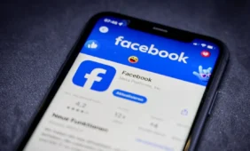 Psichologas nustatė ryšį tarp naudojimosi „Facebook” ir prastais pažymiais