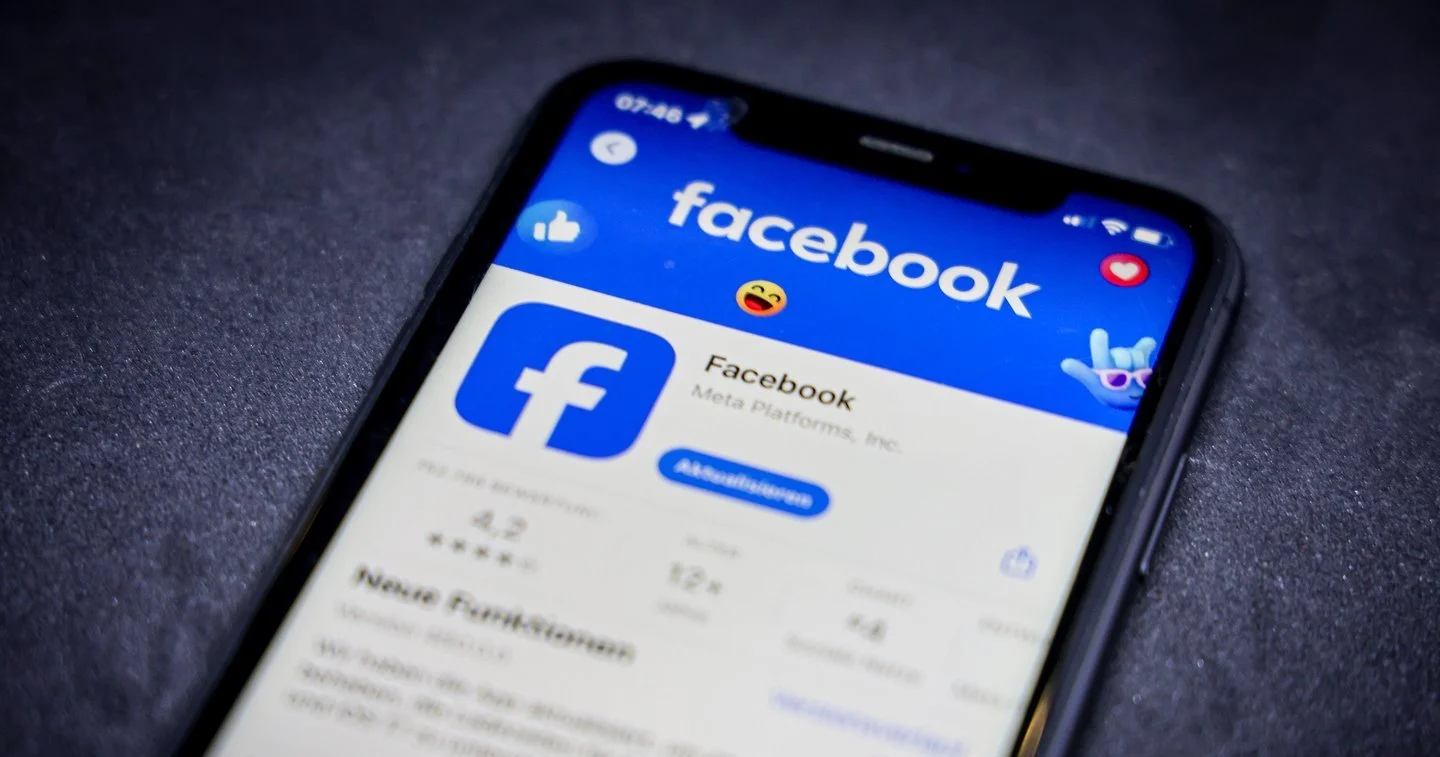 Psichologas nustatė ryšį tarp naudojimosi „Facebook” ir prastais pažymiais