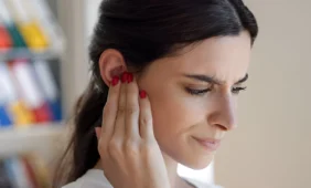 Ausies skausmo priežastis – 33 metus įstrigęs dantis