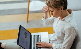 Nuolat laikyti nešiojamąjį kompiuterį ant kelių gali būti pavojinga