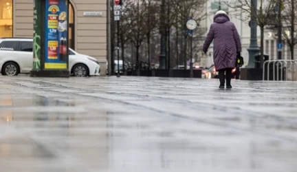 Dėl slidžių laiptų – klaipėdiečių traumos